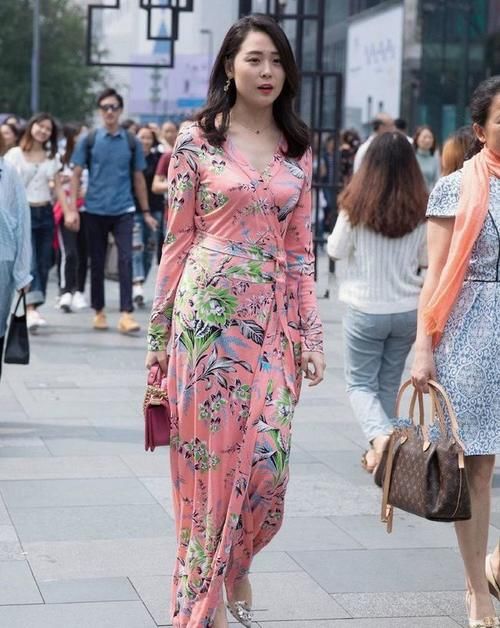 高跟鞋|粉色长裙配小高跟鞋，小姐姐优雅美丽，自信潇洒又大方