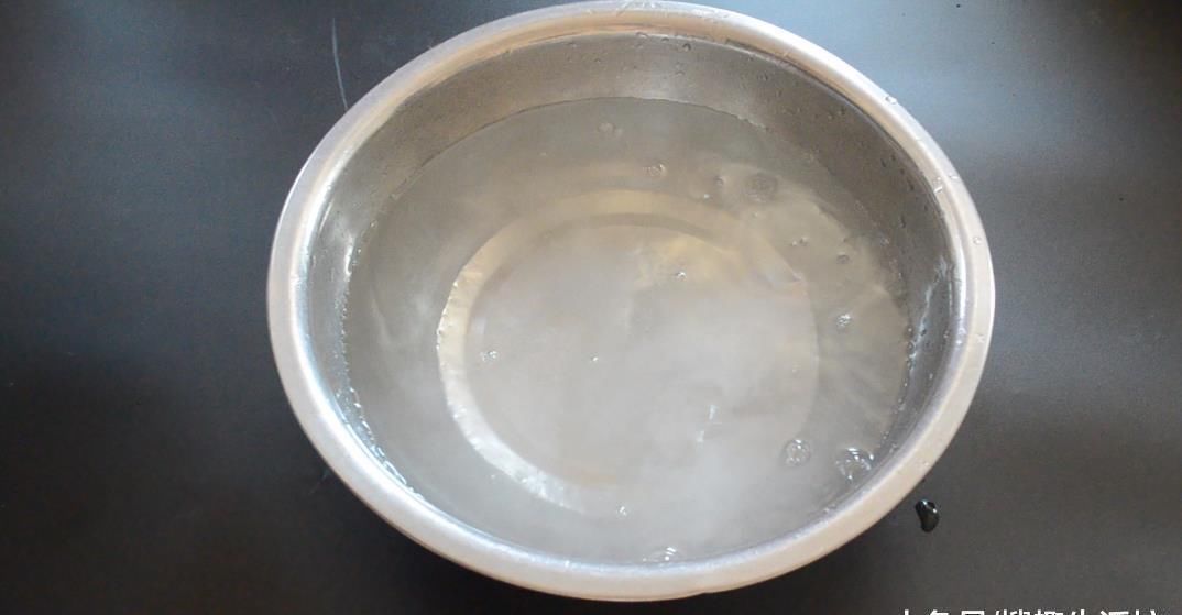 污渍|拖鞋穿久了污垢洗不掉 只需要用它泡一泡, 拖鞋立马干净如新