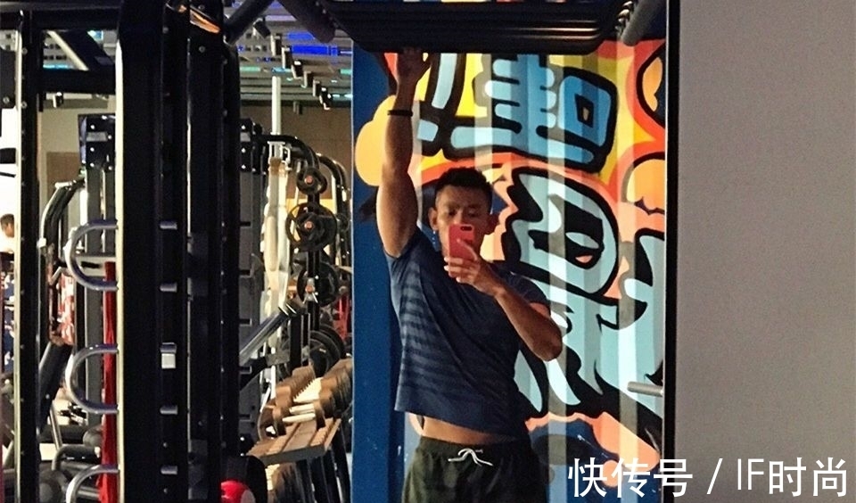 腹肌|颜值与身材俱佳的90后型男,结实的腹肌和胸肌让人心动!