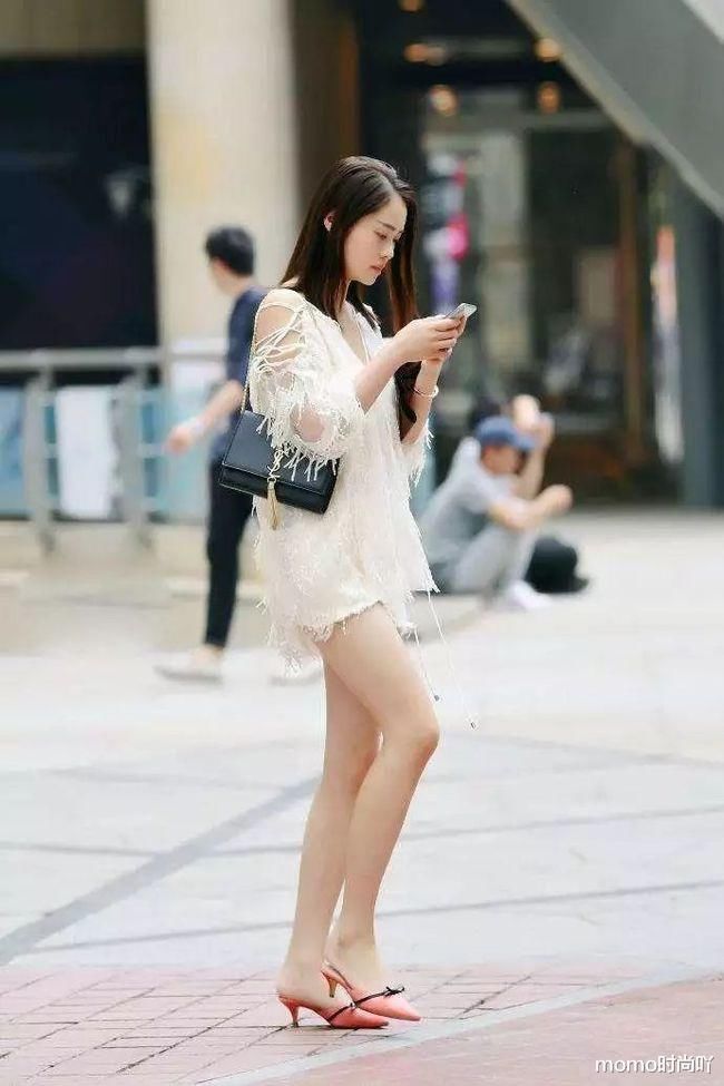 知性|街拍美女：美女搭配高跟鞋，展现成熟知性美