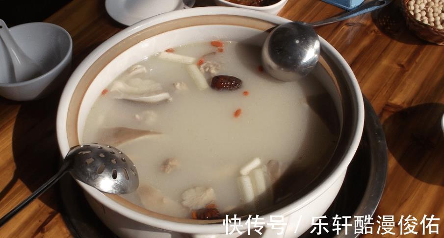 汤鲜味美的猪肚鸡，做法其实并不难，调料狠重要