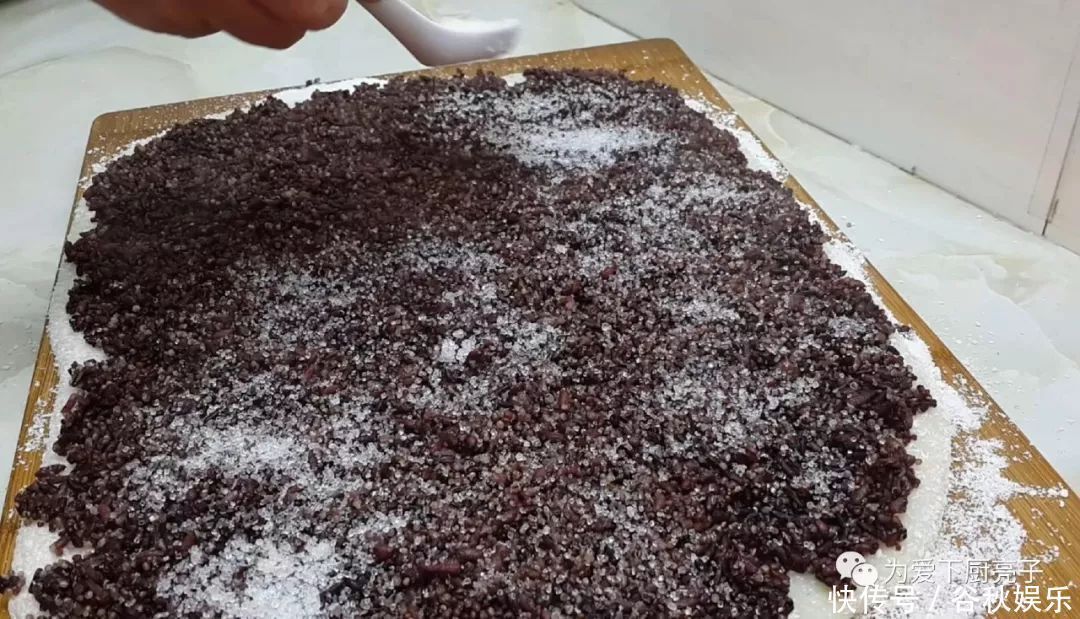 1碗米饭，3勺糯米粉，擀杖一搅，做出创意小零食，比春卷好吃十倍