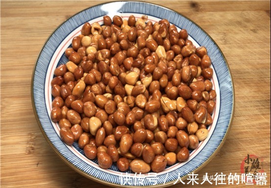 今天才知道，炒花生米不能先放油，教你饭店的诀窍，更香脆不返潮