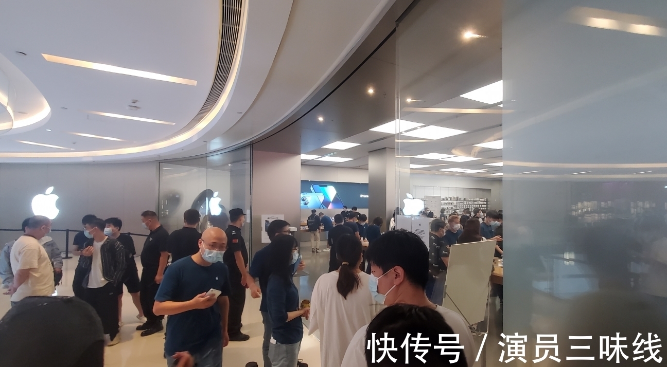 库克|变相同涨价却被追捧，iPhone13的“遮羞布”被央媒扯下！