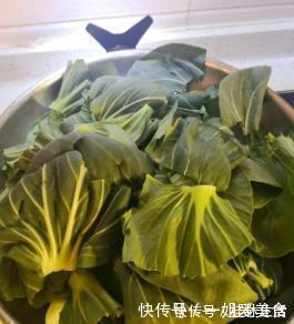 青菜|炒青菜，用油炒还是用水炒大厨教你1个小妙招，青菜好吃不油腻