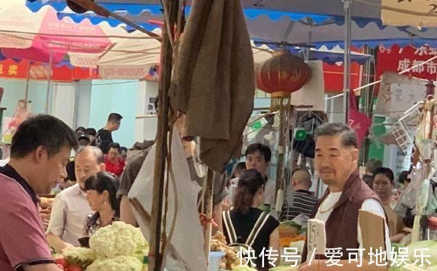 拍戏|偶遇张国立在菜市场拍戏,助理帮忙撑伞,网友:这次没有封路了