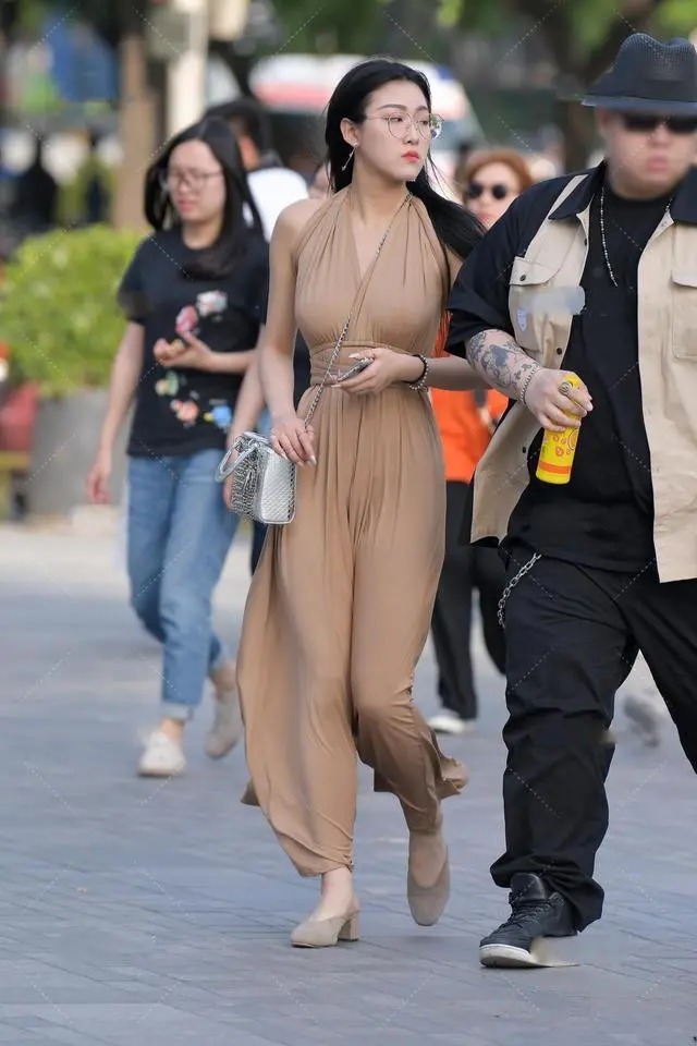 穿搭 卡其色挂脖长裙搭配灰色高跟凉拖,优雅大气,很有成熟韵味儿