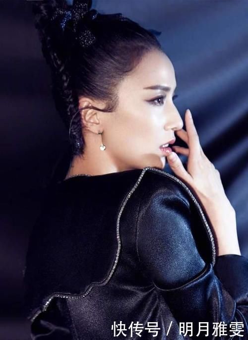 丸子头|马尾辫已经落伍了!2021年最流行这3款“扎发”,时髦显脸小