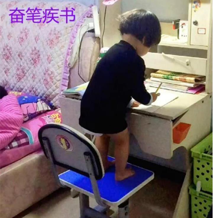哥哥|2岁妹妹替哥哥上网课做作业,网友:一个敢写,一个敢交