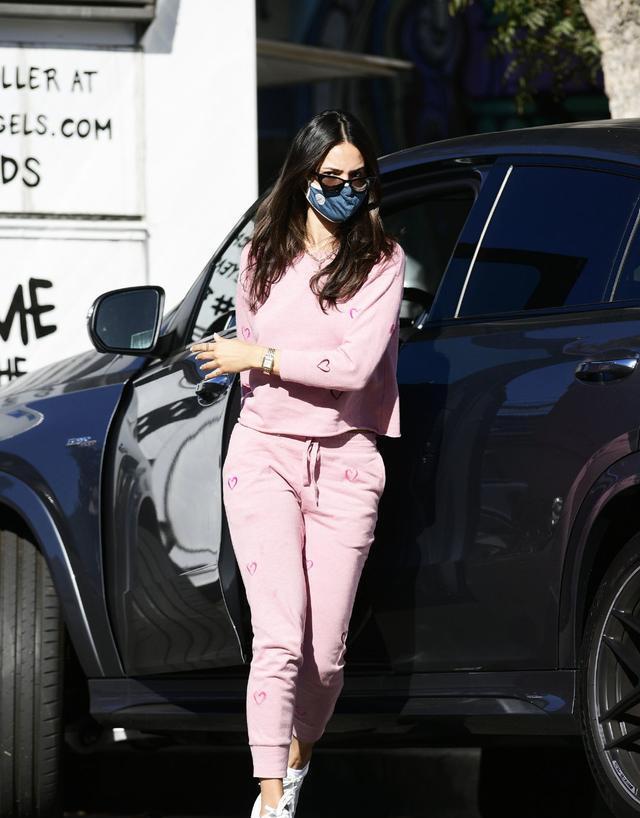 飘飘|埃扎冈萨雷斯穿粉色运动装, 长发飘飘太有健美气质, 又美又飒