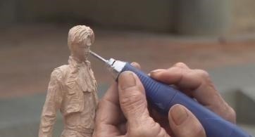 爷爷|72岁爷爷自制“暴龙兽”手办,看手就知道,这位大佬不一般