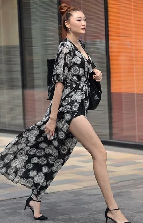 美女|街拍:身材很不错的美女,温婉可人,走在街上很有吸引力