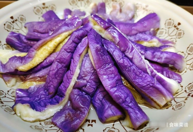 清蒸|蒸茄子，直接蒸不好吃！多做1个步骤，茄子不发黑，更鲜嫩更入味