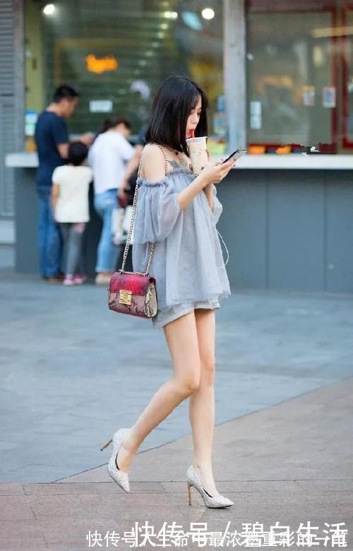 尖头|美女脚上搭配一双尖头高跟鞋，带有绑带的设计，看上去更加的优雅