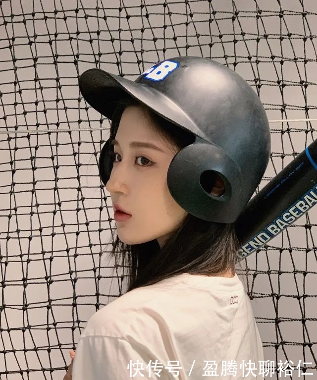 赏析|壁纸赏析12——悠闲运动风高甜美少女