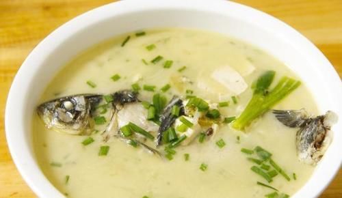 怎样炖鱼汤又白又鲜还不腥？记住这4点，鱼汤鲜美又营养，美极了