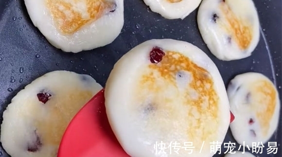 山药小饼|冬季,多给孩子吃这个,低糖少油,一拌一煎出锅,比吃面包饼干强