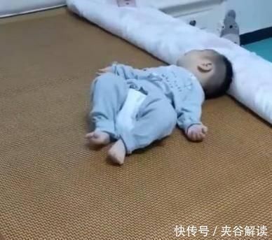 真相|宝宝不会翻身,却多次掉下床,爸爸无意拍下的视频,找到了真相