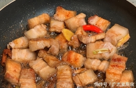 做红烧肉，别加水炖煮了，用上1个技巧，红烧肉香嫩多汁，还不腻