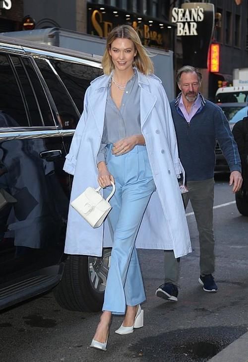 春天，风衣就买这3个“显白色”，高级不说还减龄，照着穿就好