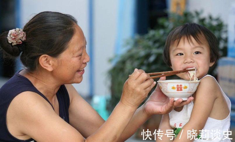 行为|5岁男娃才90CM!家长以下这些行为,容易让孩子积食又长不高