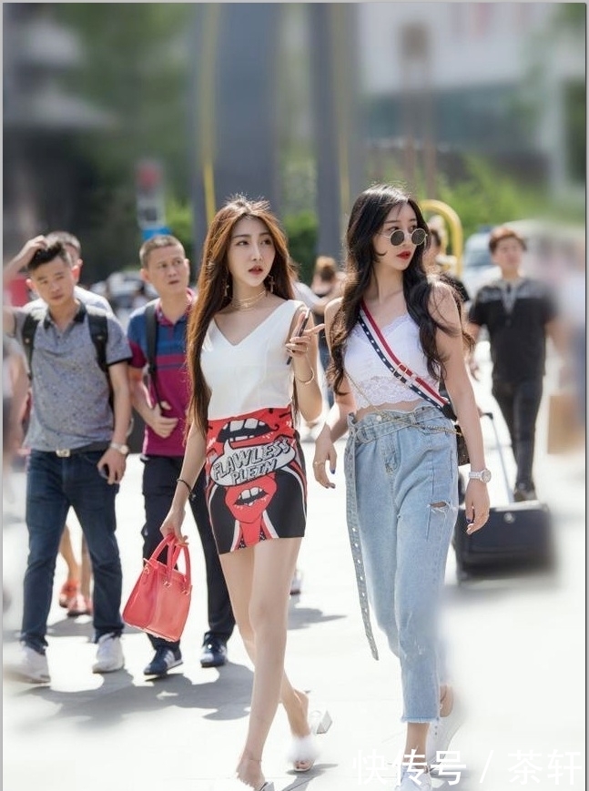 妩媚|街拍:清秀小姐姐穿背心搭紧身裤,妩媚的撩着自己的秀发,很迷人