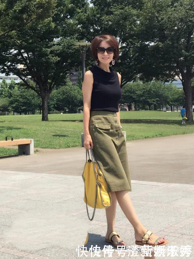 日常穿搭|这位日本主妇50岁，适龄穿搭简约又大方，堪称行走的时尚教科书