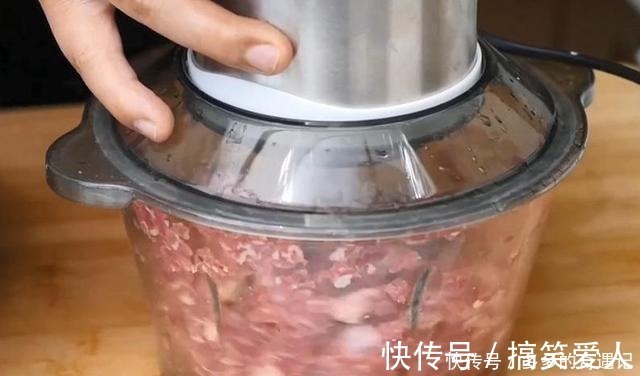 炸牛肉丸子时,切记“3用2不用”,丸子酥香松软,久放不变硬