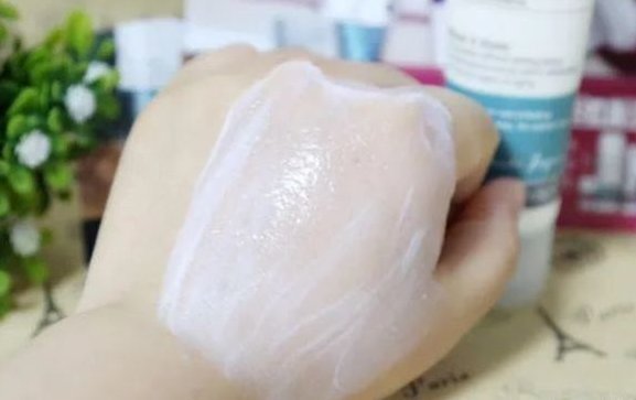 洗脸后一直先拍水再擦乳难怪皮肤越来越差，正确做法是如此