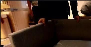 客厅|一家四口住豪华别墅,却只能睡客厅打地铺,设计师爆改15㎡变6房