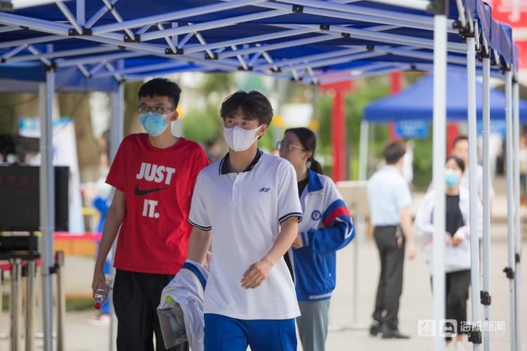 新闻记者|高考首场考试结束，济南这位考生第一个飞奔出场