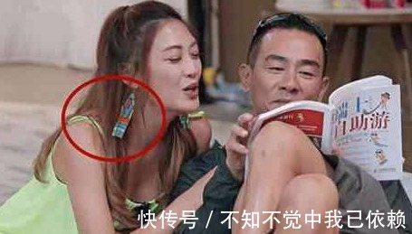 應采兒對陳小春撒嬌，應采兒的耳環(huán)成亮點，打臉很多人