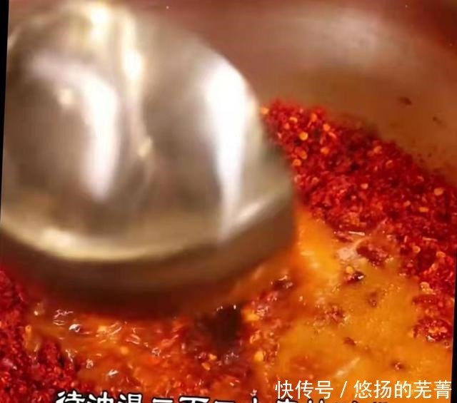 如何把红油炼制的又红、又香又辣,需要放3种辣椒,炼制分3个过程