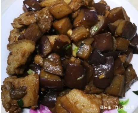 特别下饭的一道家常菜，色香味俱全，好吃不油腻，上桌就光盘