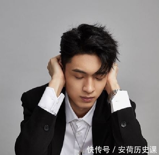 秦霄贤录制综艺,没想到做游戏时裤子掉了!魏大勋手动帮老秦挡脸