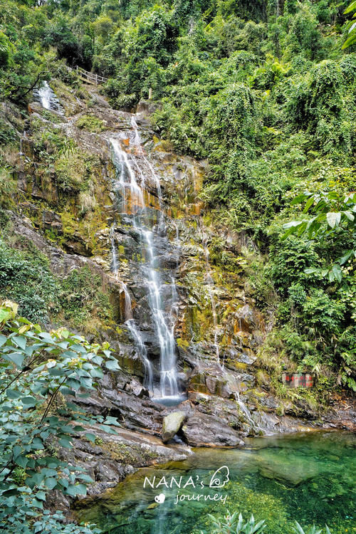 岭南四大名山之一，风景秀丽，顶有一湖终年翠绿如宝石