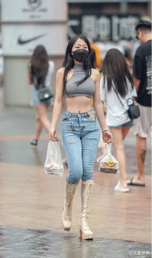 露脐衫搭配紧身牛仔裤,美女可真敢穿,太惊艳了