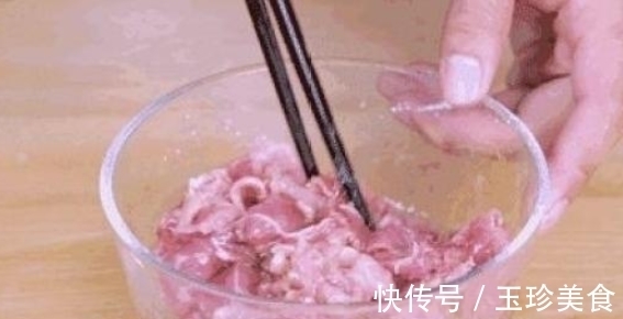 肉片用淀粉腌制是不对的!酒店大厨教你2个诀窍,肉片香嫩更入味