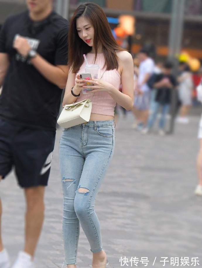 造型 牛仔裤热度不减,夏日穿搭选择它,造型想不时尚都难