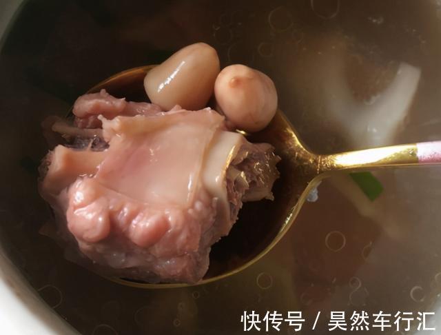 莲藕汤|炖莲藕汤为啥总发黑?大厨教我1招技巧,莲藕鲜香软烂,色泽白净