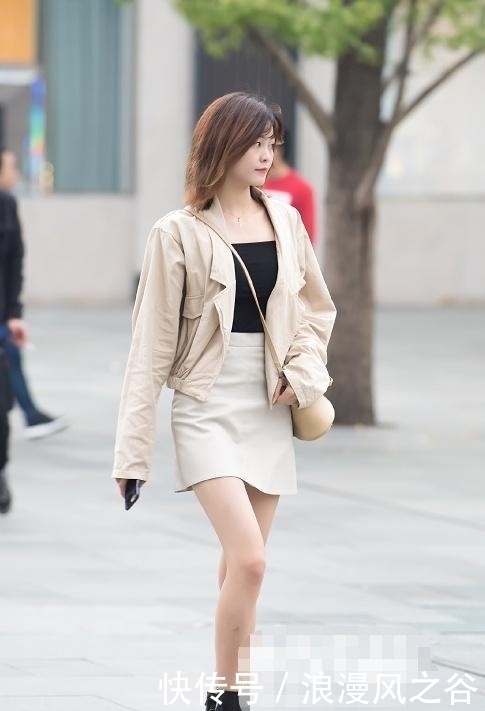 凹凸|街拍:清爽飘逸灵动的小姐姐,凹凸曼妙,走在街头显得格外自信!