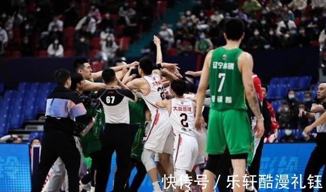 辽宁队|不能忍!韩德君起身后要揍威姆斯 幸亏有杜锋拦着