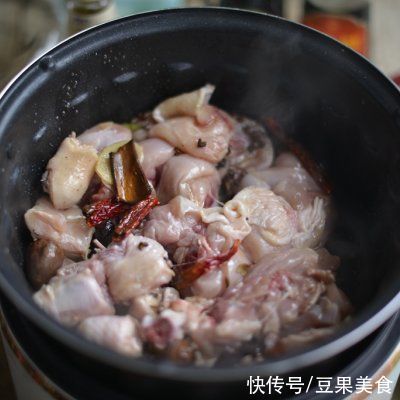 别怪我没提醒你，这道板栗烧鸡块一吃就上瘾