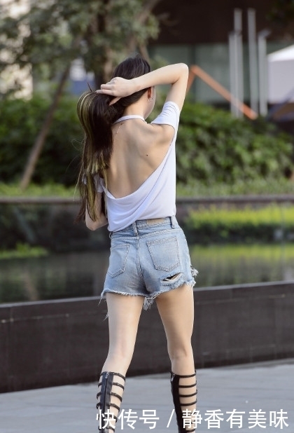 小姐姐|街拍美女:小姐姐成街上一景,白色上衣清凉时尚有亮点