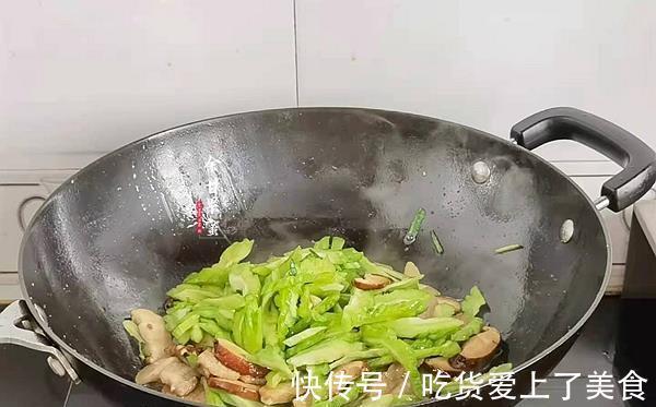 五花肉|给家人贴秋膘,用这两种蔬菜炒回锅肉,食材丰富鲜美下饭