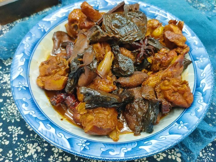 炖鸡腿时,多加1样食材一起炖,出锅鸡肉更香,老人孩子都喜欢吃