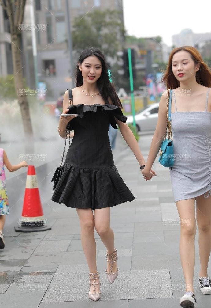 裙子|街拍知道你的裙子好看,也不用笑的这么开心吧,不怕闺蜜生气嘛