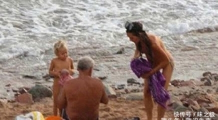 游泳|英国一女子怀孕时游泳,在海中产子,丈夫帮着咬下脐带