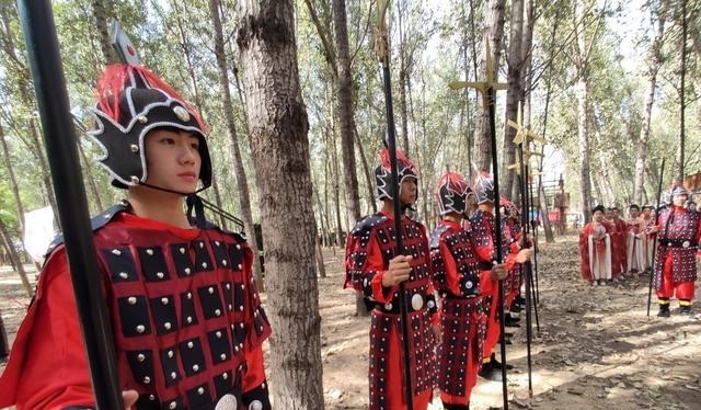 下联|将军出上联,“金戈一横只为钱”,士兵对的下联让将军无地自容