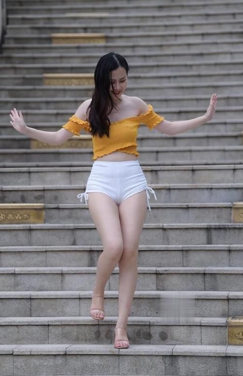 小姐姐|时髦拉风的大衣，尽显小姐姐的优雅气质，靓丽佳人的感觉
